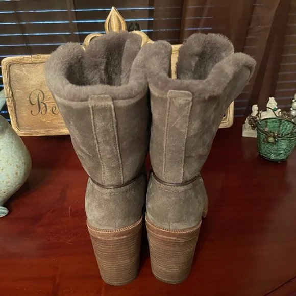 Boots by Ugg - Picture 3 of 8